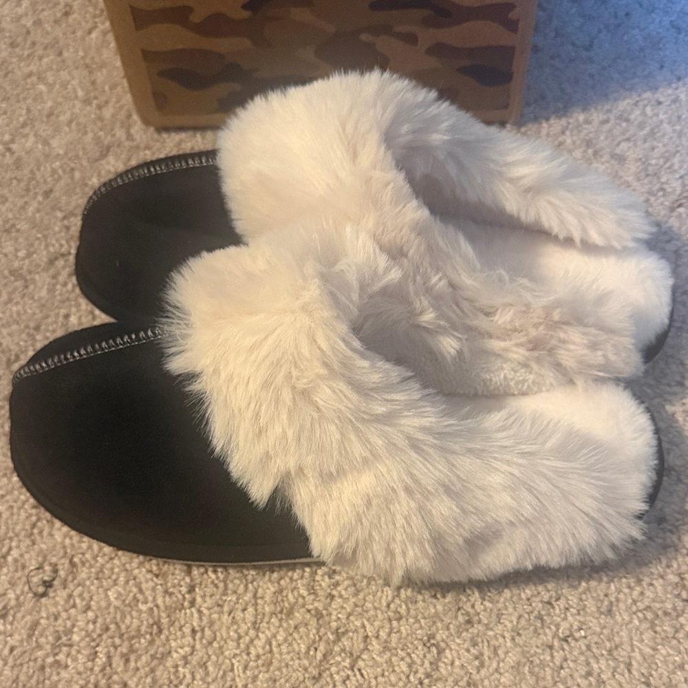 Plush Lined Black Slip-On Women's Slippers with Cream Faux Fur Trim - Picture 4 of 7